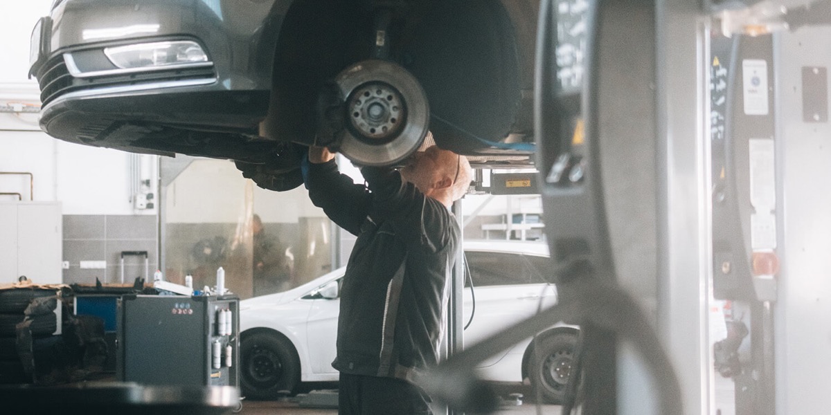 Fahrzeuginspektion in der Werkstatt Christ in Macken